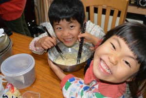 ボナペティ　久留米　こども食堂　たこ焼き作る子ども