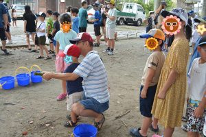 ボナペティ 久留米 フードドライブ　こども食堂　水でっぽうで遊ぶ子供